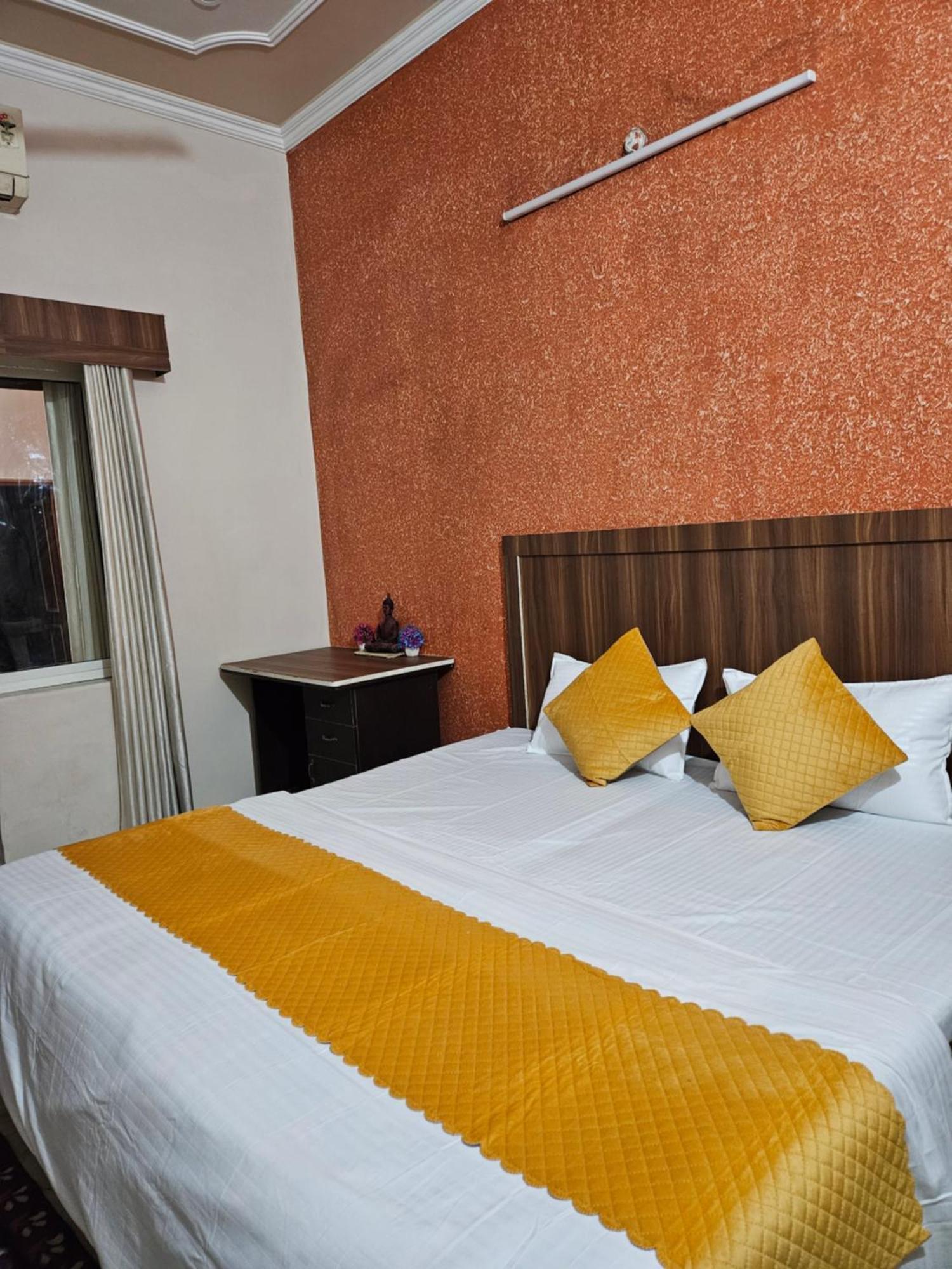 Krishna'S Land Otel Vrindāvan Dış mekan fotoğraf