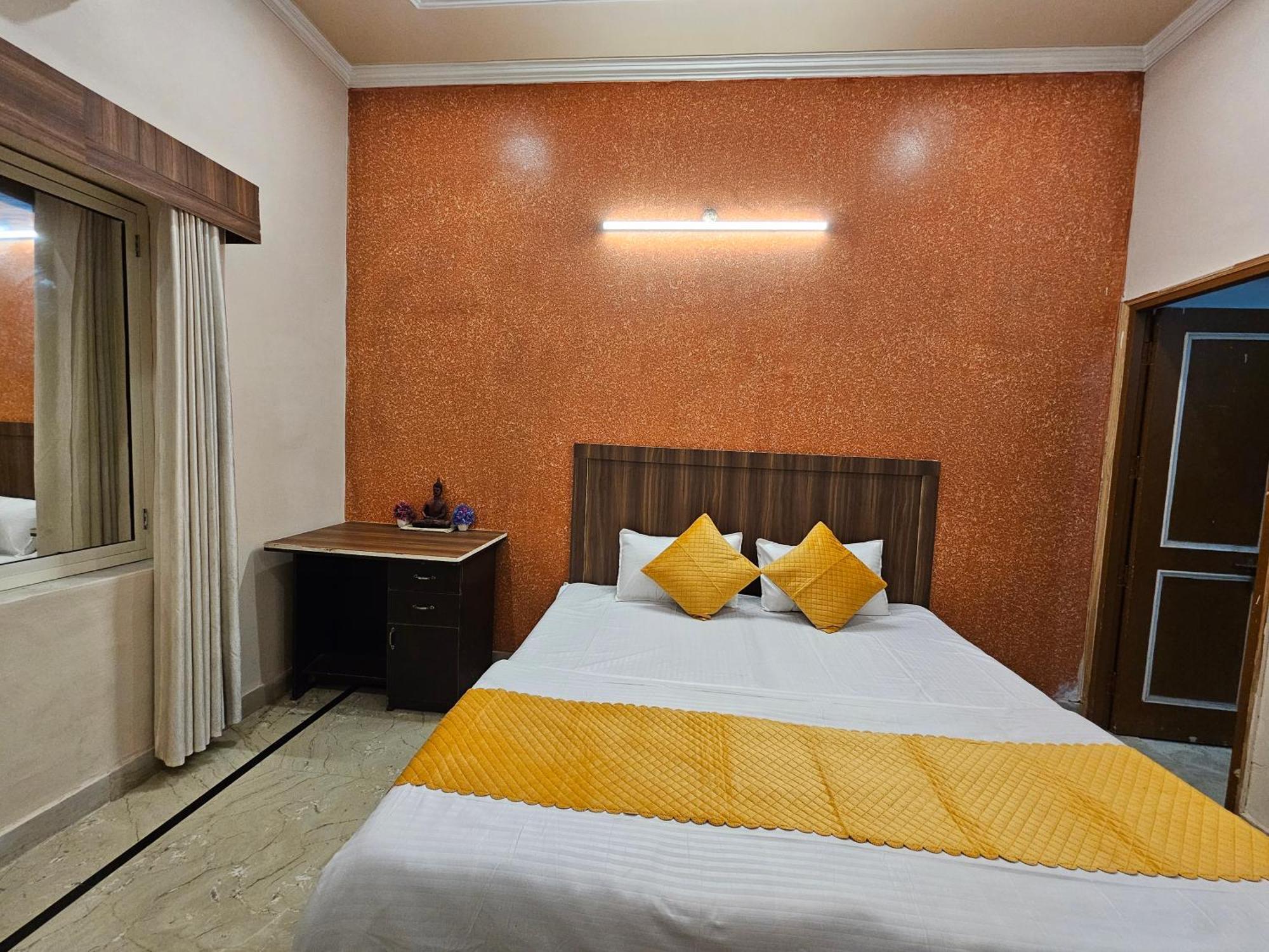 Krishna'S Land Otel Vrindāvan Dış mekan fotoğraf