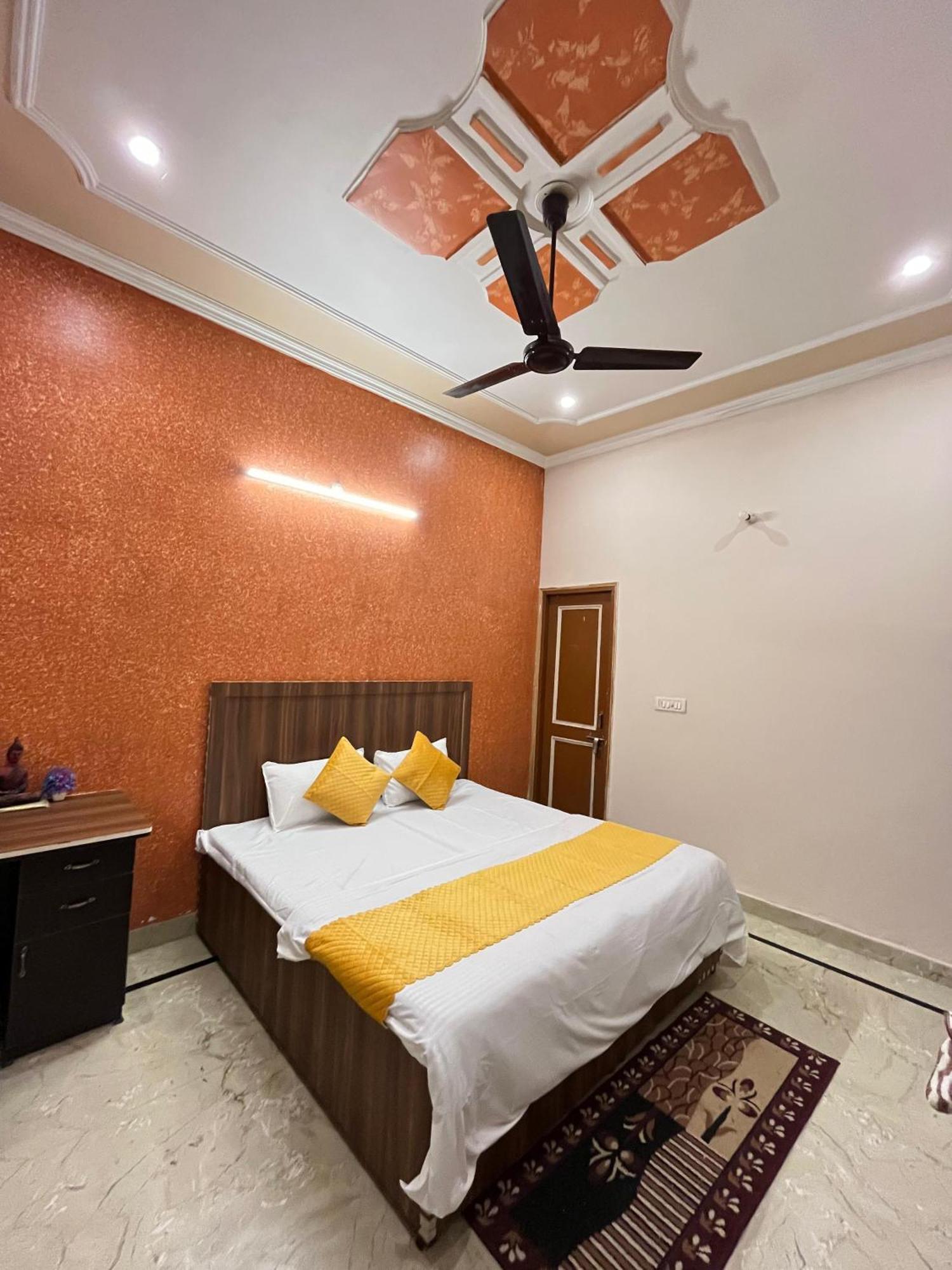Krishna'S Land Otel Vrindāvan Dış mekan fotoğraf